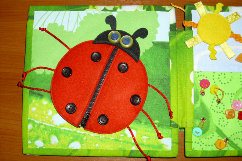 Развивающая книжка с котиком