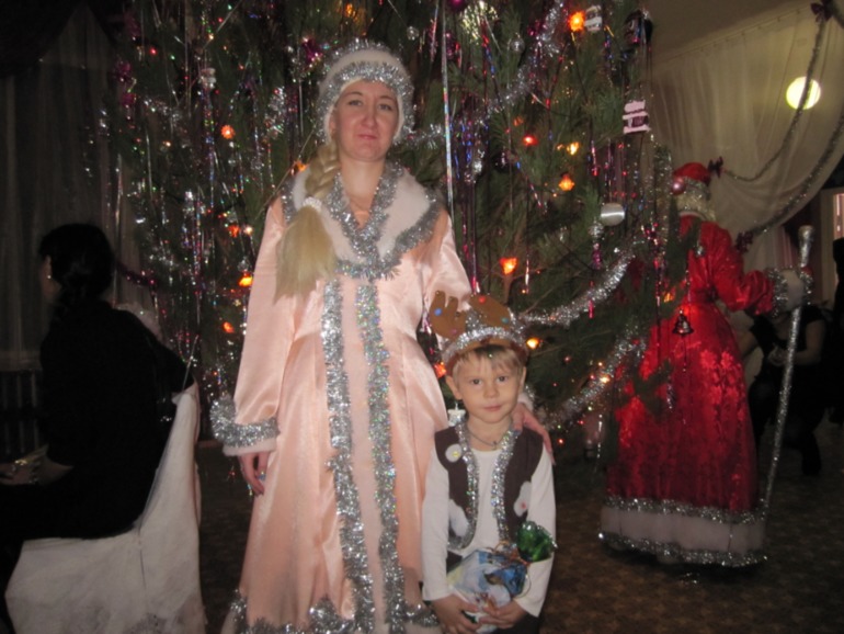 Первая елка Кирюхи)))