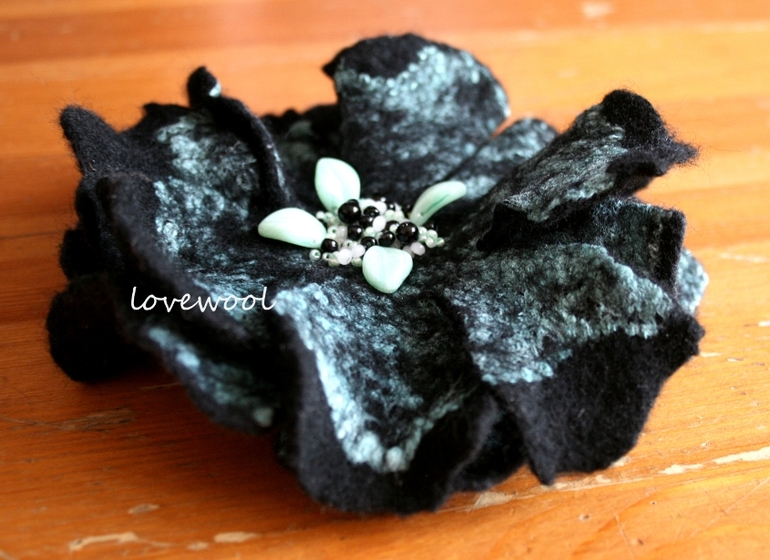 брошь "бирюза в ночи" к черным бусам