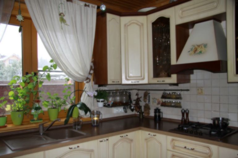 Кухня в деревянном доме.