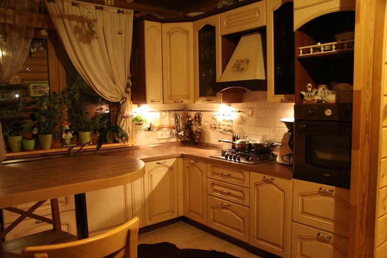 Кухня в деревянном доме.