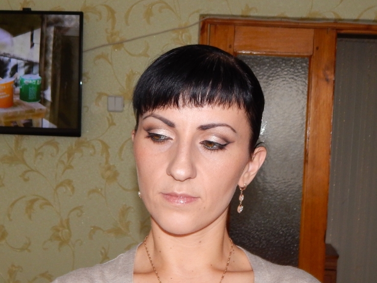 Макияж   в коричнево-золотых  оттенках