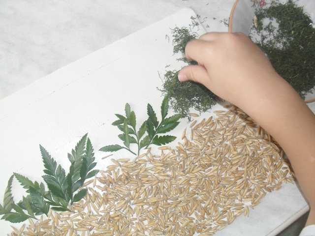 Делаем аппликацию с крупами вместе с малышом!