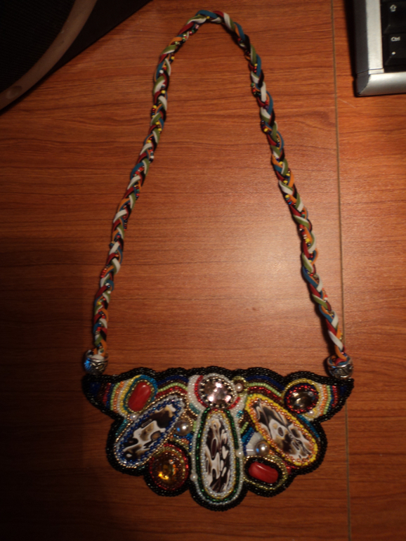 Импровизированное колье, вышитое бисером.