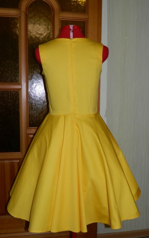 Летнее ярко-желтое