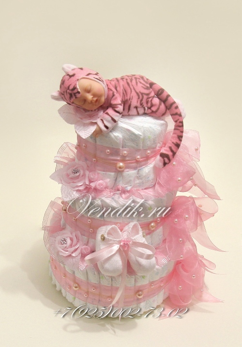 Нежный торт из памперсов для маленькой новорожденной красавицы.
