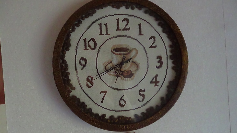 Часы с вышивкой и кракелюром