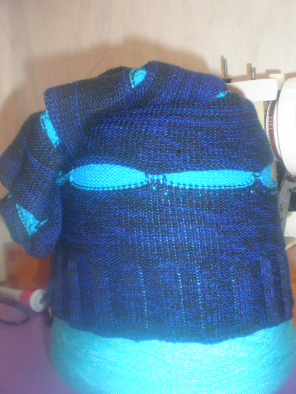 шапка с буфами или кармашками.