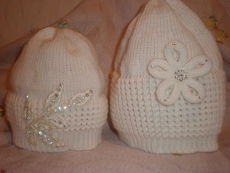 две шапочки.