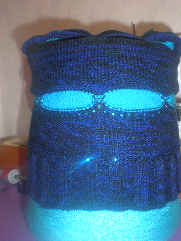 шапка с буфами или кармашками.