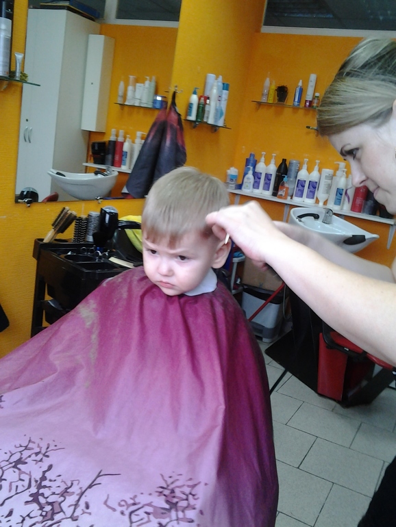 первый раз в парикмахерской