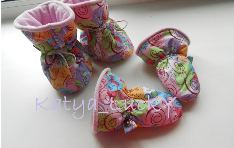 Комбинезон для малышки + утепленные варежки и пинетки