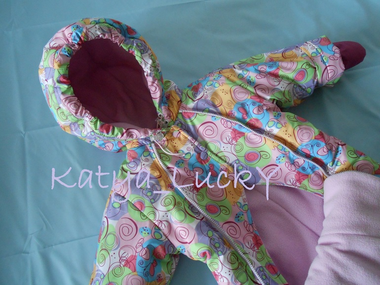 Комбинезон для малышки + утепленные варежки и пинетки