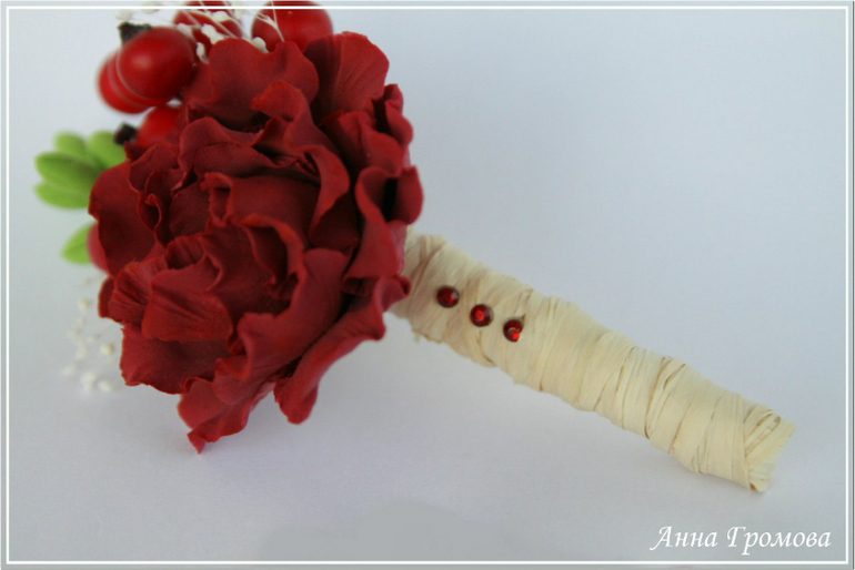 бутоньерка с пионом из глины