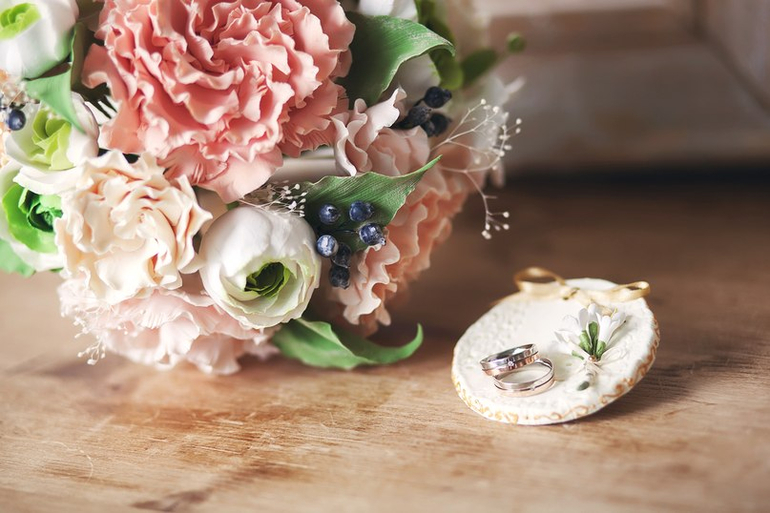 Свадебные цветы и аксессуары из легкой глины. Свадебный пример.