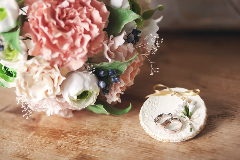 Свадебные цветы и аксессуары из легкой глины. Свадебный пример.