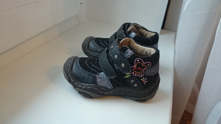 Отдам обувь на мальчика и девочку 19-20 размеры.