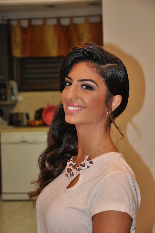 Девчонки собираются на выпускной.