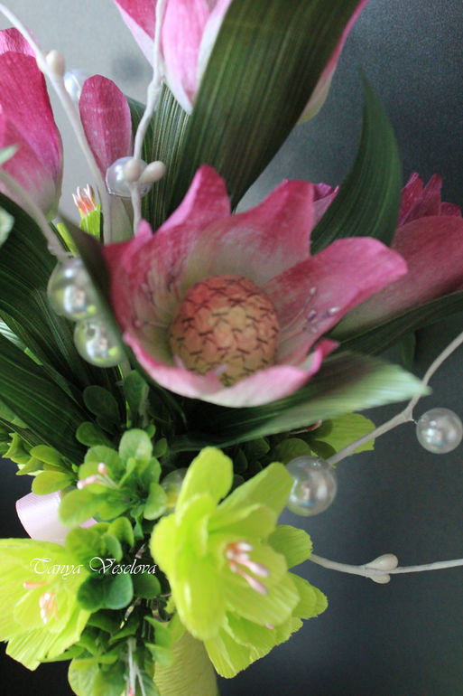 Девочки , поздравляю Вас с Праздником!За ваши руки, вашу нежность, За негасимый сердца жар, За дар любви и чувств безбрежность, За тайну ваших вечных чар. За мужество в житейской прозе, За блеск очей при свете эвезд, За вас, за эту цифру "8" - Сегодня подниму я тост!