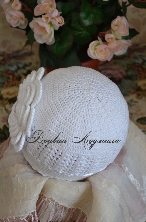 Еще одна шапочка с большим цветком.