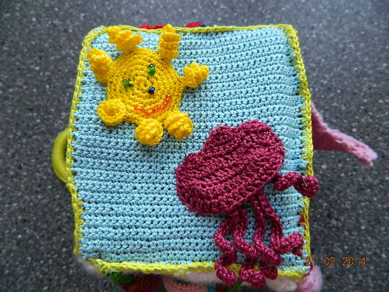 Развивающий кубик (вязаный)