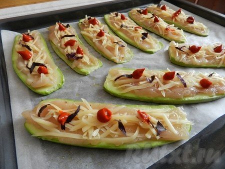 Рулетики из кабачков с куриным филе.
