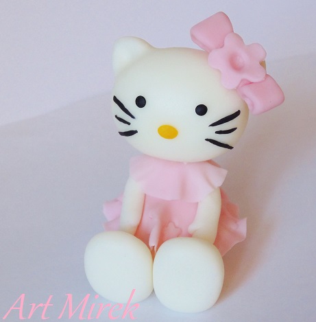 Kitty в цветущей сакуре.