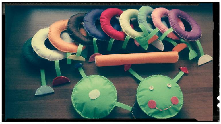 Гусеничка из фетра