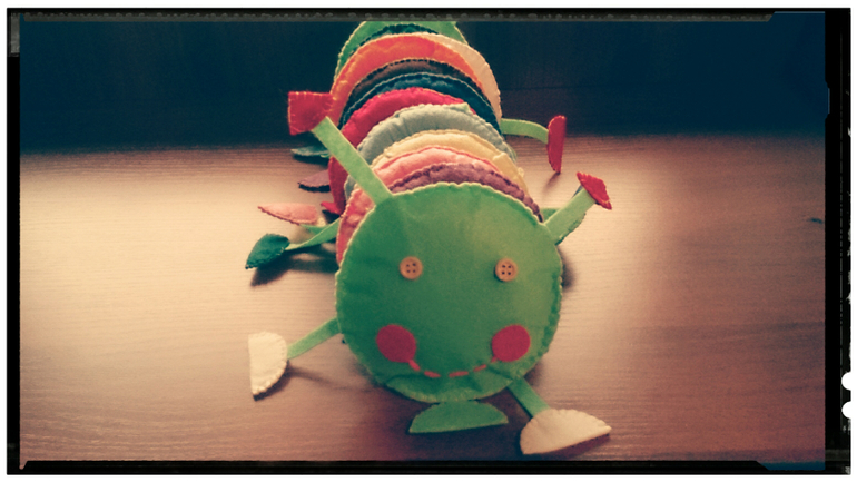 Гусеничка из фетра