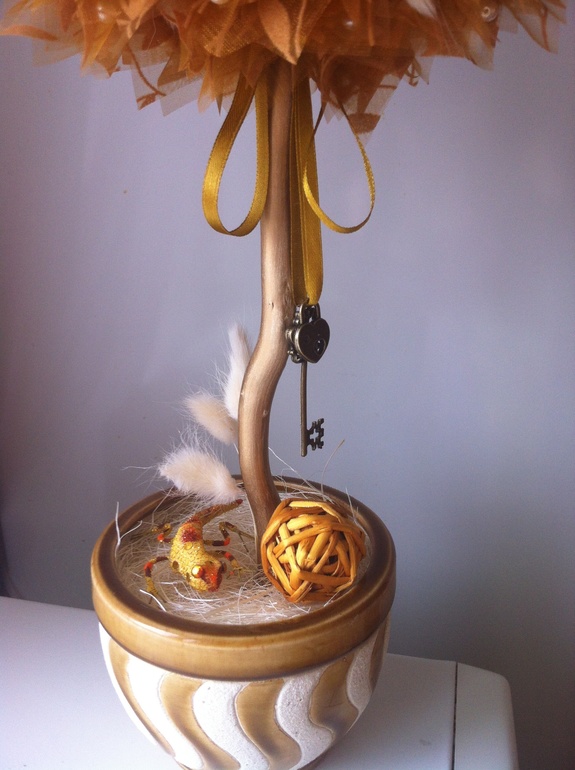 Теплое деревце горчичного цвета))