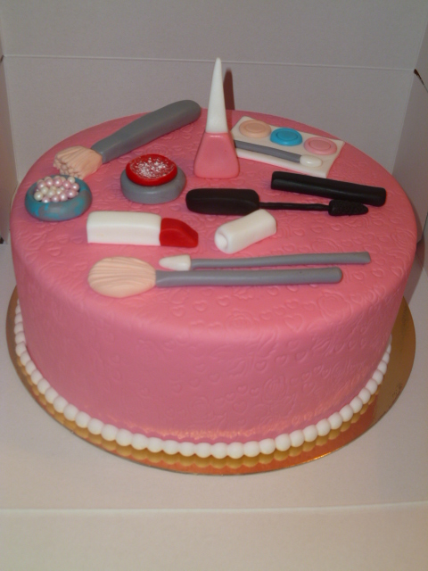 торт с косметикой.