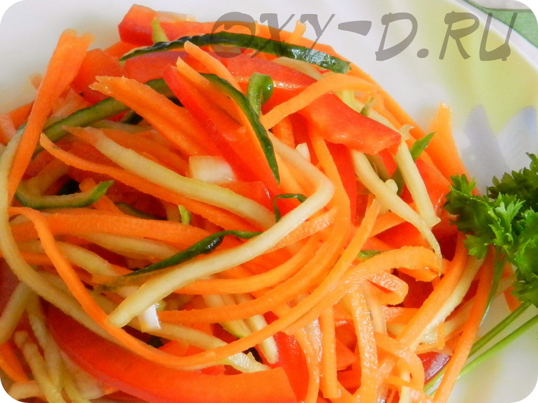 Салат из моркови, огурца и сладкого перца с острой заправкой