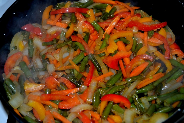 ТИЛАПИЯ СО СЛИВОЧНЫМ СОУСОМ И РИС С ОВОЩАМИ)