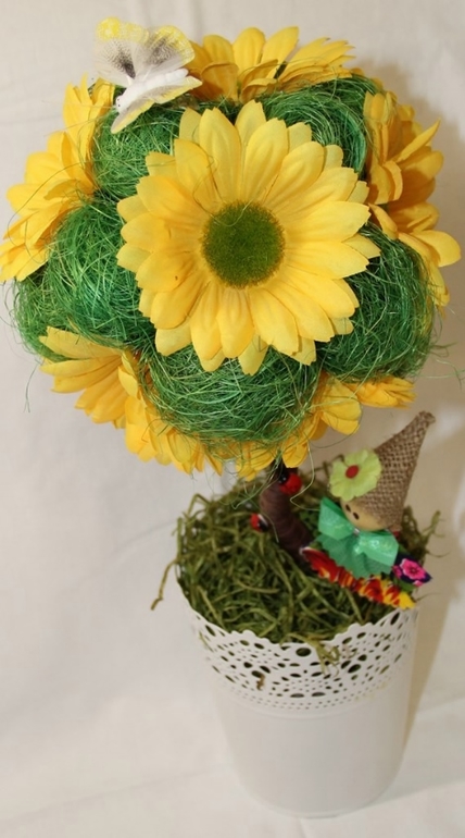 Деревце с желтыми цветами