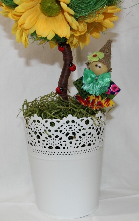 Деревце с желтыми цветами