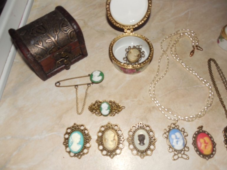 Броши и подвески