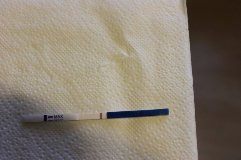 нижний реагент? еще сфотографировала, 1н и тот же тест в разных режимах фотоаппарата