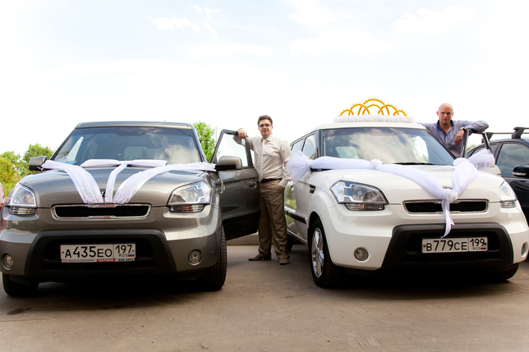 Украшение машины на свадьбу жених и невеста