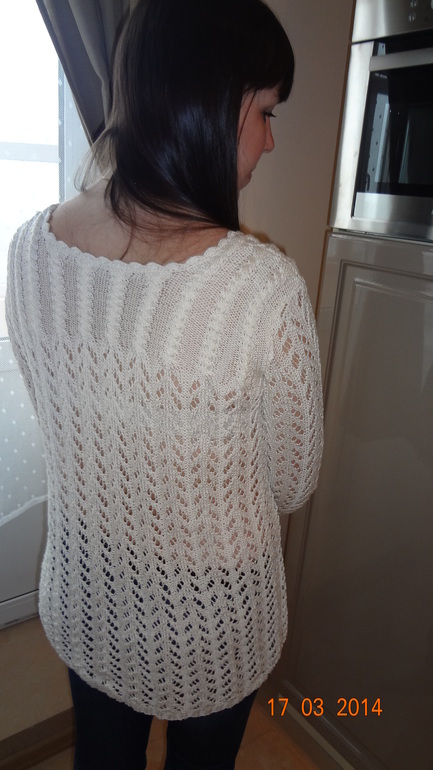 Удлиненный пуловер с кружевной отделкой.