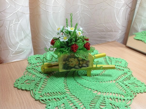 Кустик клубники в подарок.