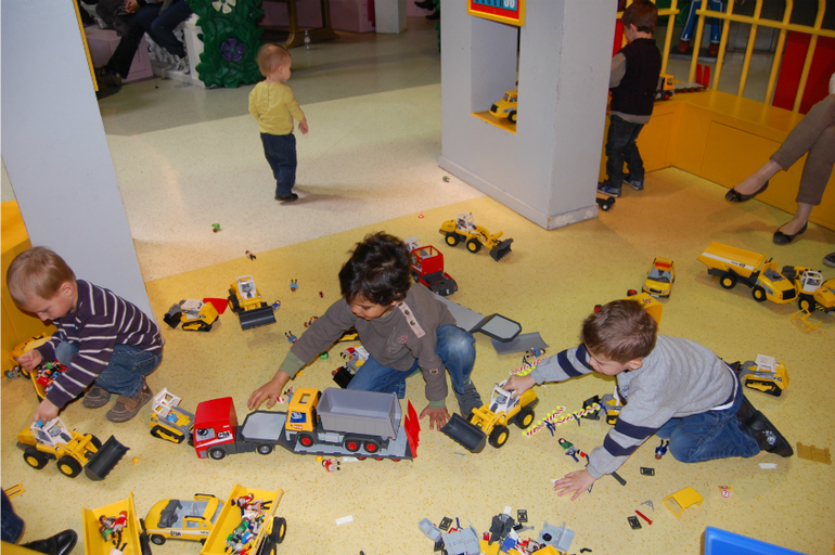 Один день в мире игрушек. Досуг во Франции.