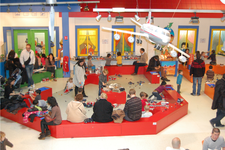 Один день в мире игрушек. Досуг во Франции.