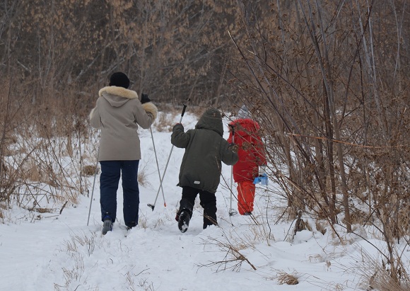 На лыжах - в мочаки)