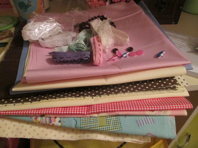 хомяк  счастлив и рад! пополнение запасов на зиму!:)))))