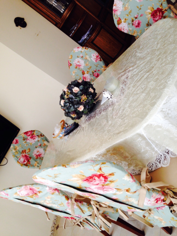 Чехлы на стульях ))