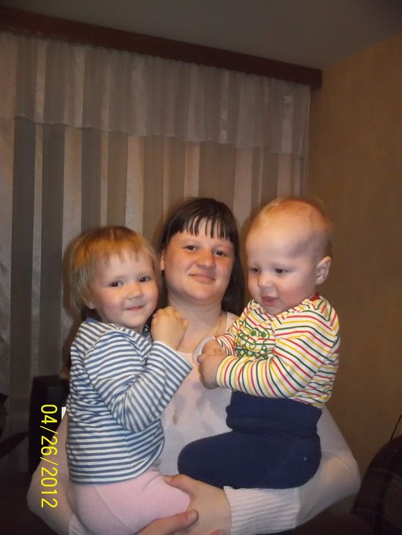 Детки на руках.