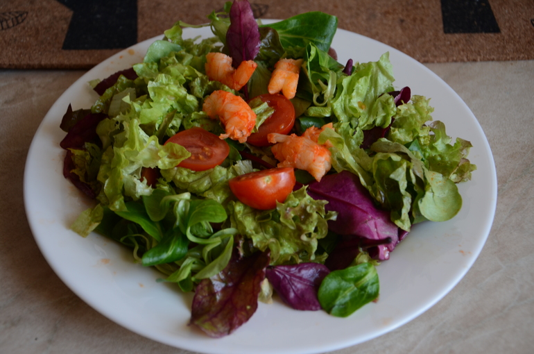 Салат из разного рода салата с креветками..ММММ