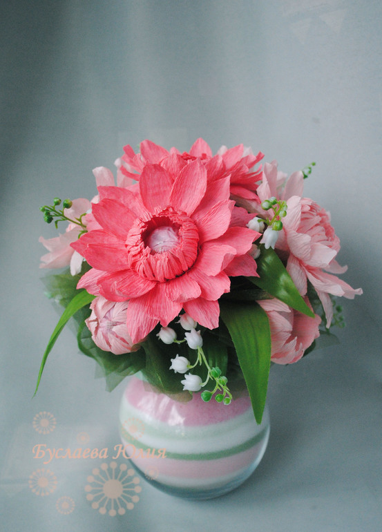 Декоративная ваза с конфетными лотосами.