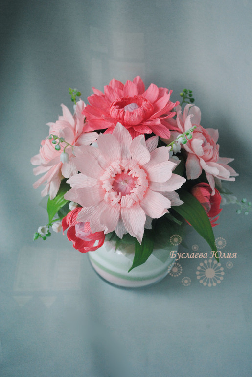 Декоративная ваза с конфетными лотосами.