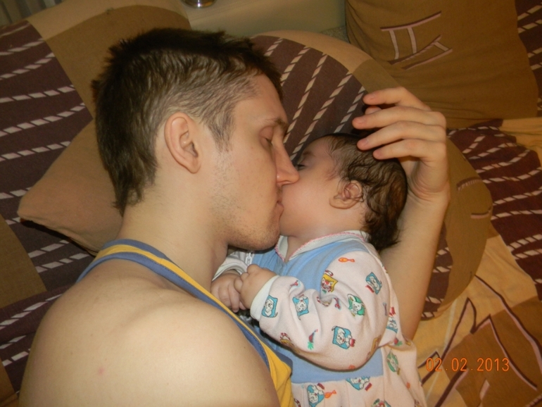 Как сынок любит спать с Папкой!!!